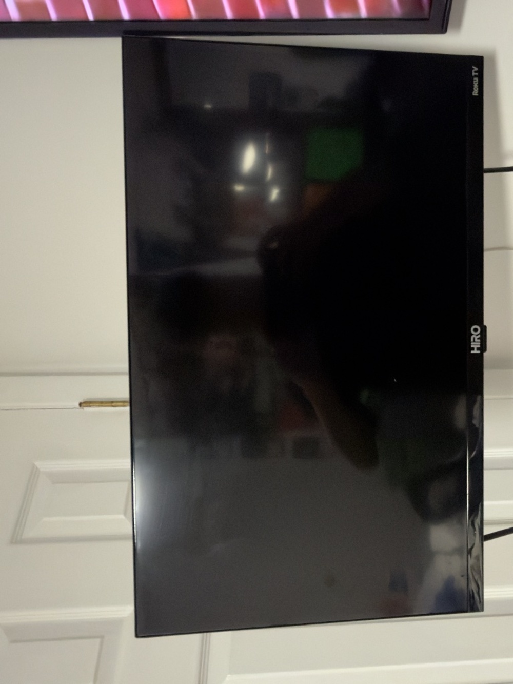 Roku HIRO 18" TV With Wall Mount + Remote + HDMI Cable USED